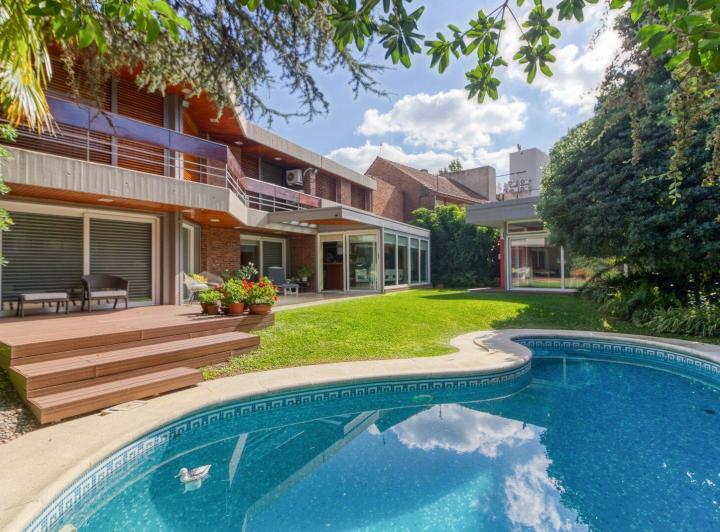 Casa · 388m² · 6 Ambientes · 2 Cocheras