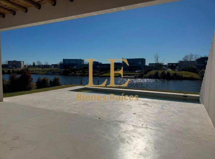 Casa · 180m² · 4 Ambientes · 3 Cocheras