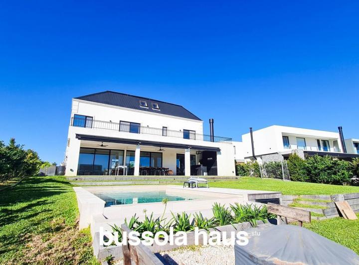 Casa · 368m² · 8 Ambientes · 1 Cochera