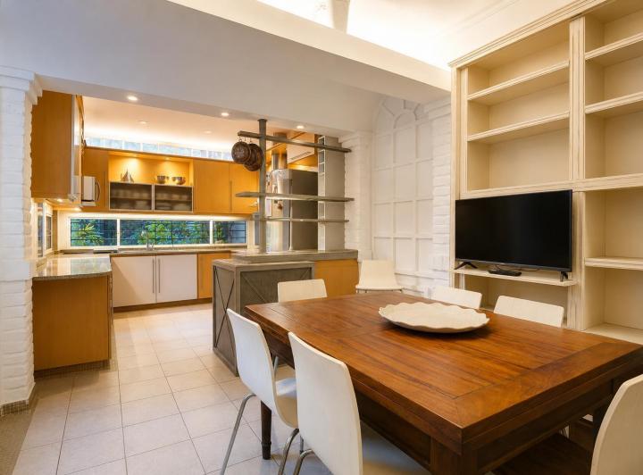 Casa · 320m² · 6 Ambientes · 4 Cocheras