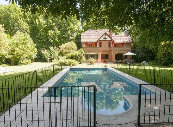Casa · 330m² · 7 Ambientes · 2 Cocheras