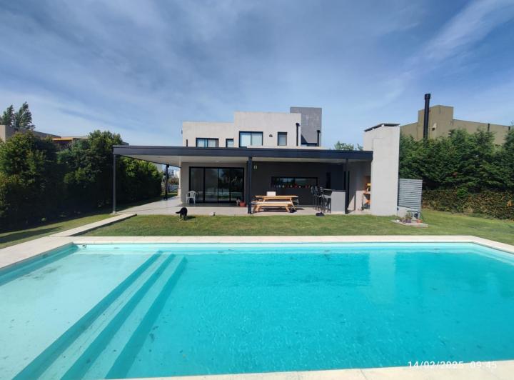 Casa · 240m² · 4 Ambientes · 4 Cocheras