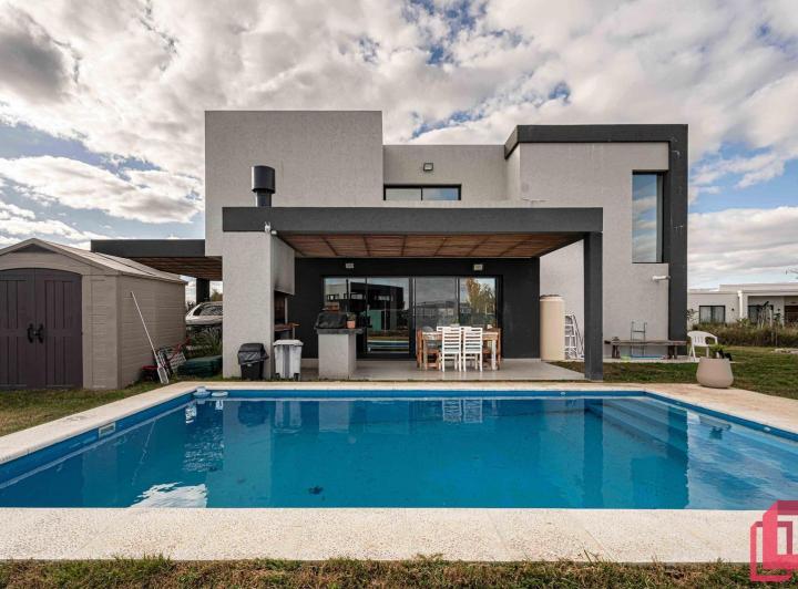 Casa · 159m² · 4 Ambientes · 6 Cocheras