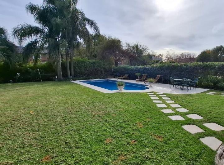 Casa · 345m² · 4 Ambientes · 1 Cochera