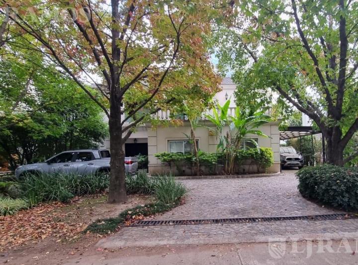 Casa · 253m² · 5 Ambientes · 4 Cocheras