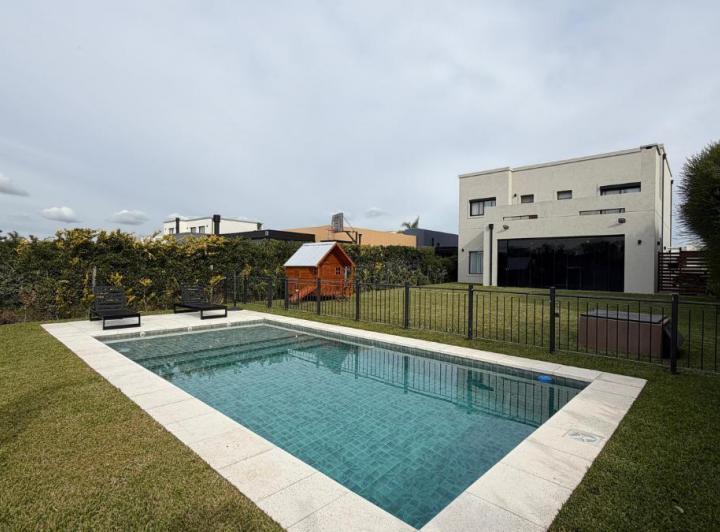 Casa · 600m² · 6 Ambientes · 2 Cocheras