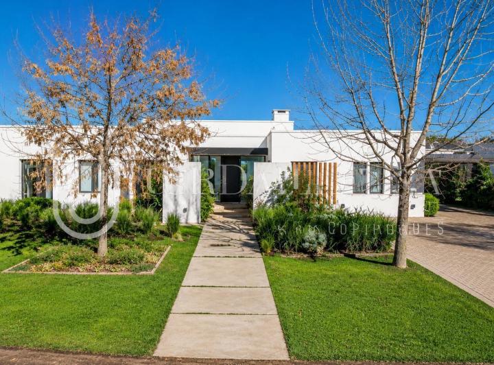 Casa · 228m² · 5 Ambientes · 6 Cocheras