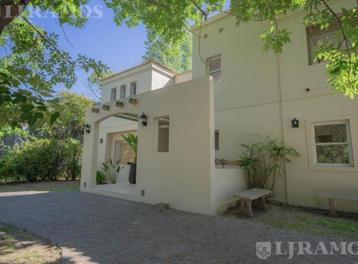 Casa · 231m² · 5 Ambientes · 2 Cocheras
