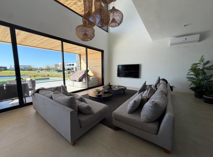Casa · 362m² · 9 Ambientes · 2 Cocheras