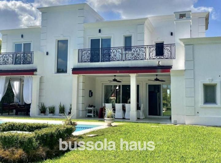 Casa · 400m² · 4 Dormitorios · 2 Cocheras