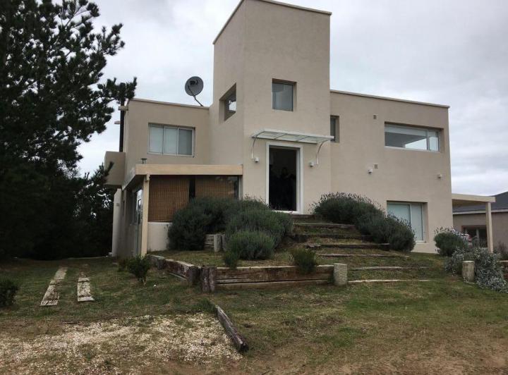 Casa · 220m² · 6 Ambientes · 1 Cochera
