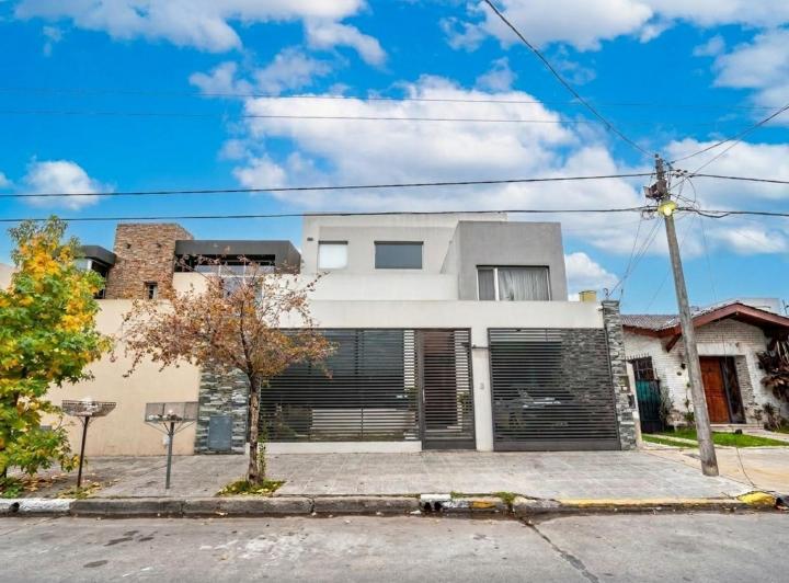 Casa · 350m² · 4 Ambientes · 3 Cocheras