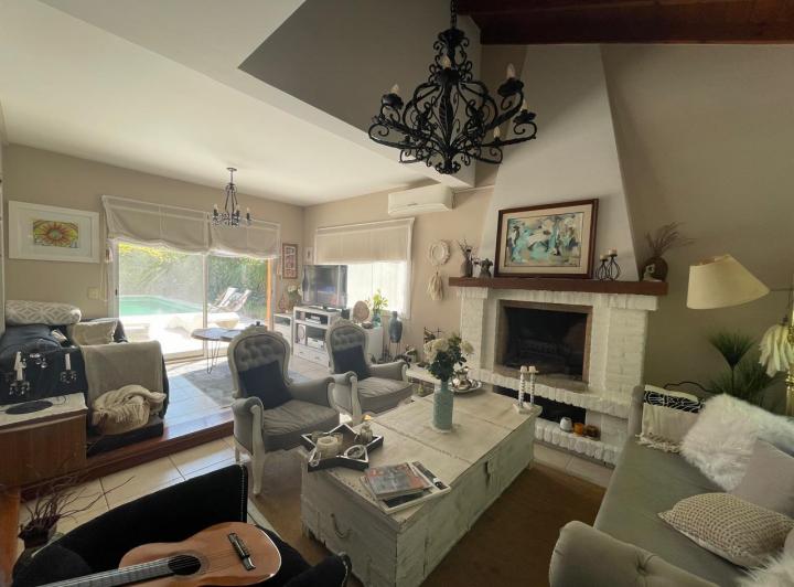 Casa · 230m² · 6 Ambientes · 3 Cocheras