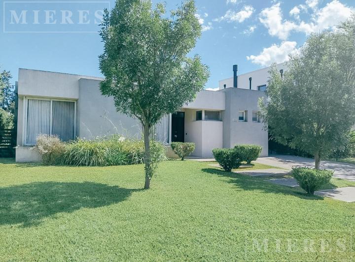 Casa · 175m² · 4 Ambientes · 2 Cocheras