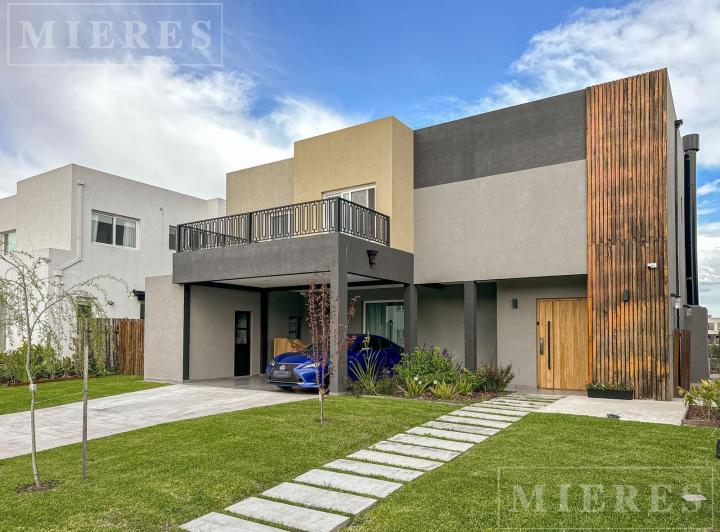 Casa · 205m² · 5 Ambientes · 2 Cocheras
