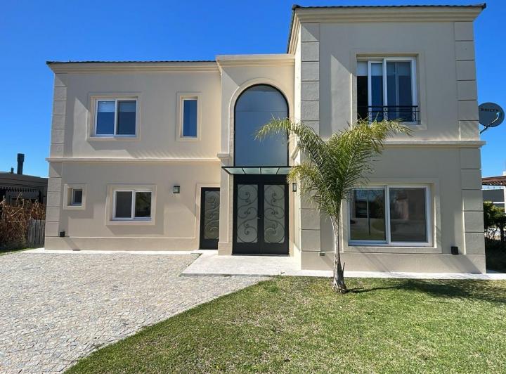 Casa · 215m² · 6 Ambientes