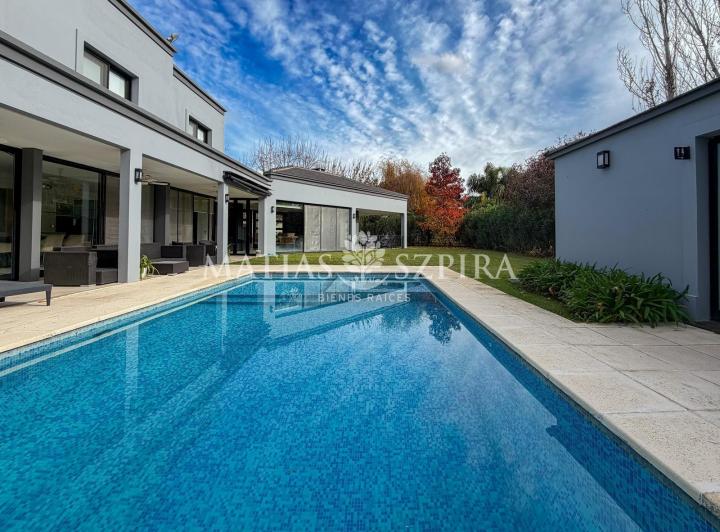 Casa · 291m² · 8 Ambientes · 4 Cocheras