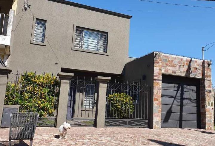 Casa · 135m² · 4 Ambientes · 2 Cocheras