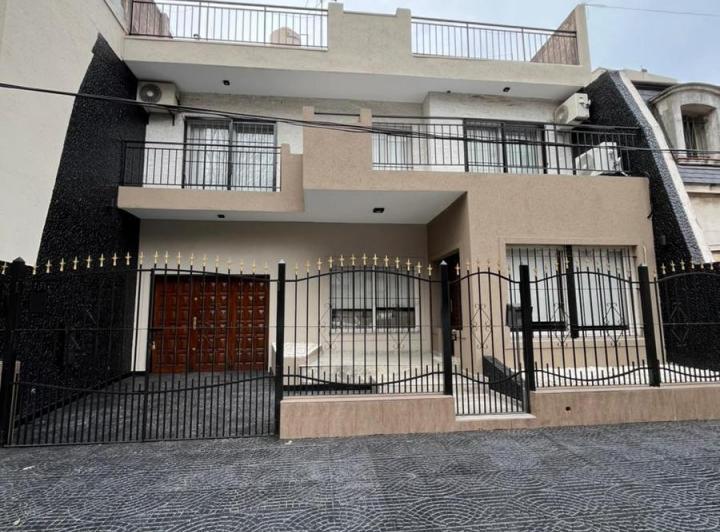 Casa · 358m² · 6 Ambientes · 1 Cochera