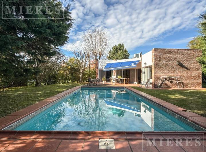 Casa · 208m² · 6 Ambientes · 4 Cocheras