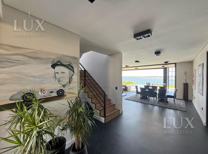 Casa · 340m² · 8 Ambientes · 4 Cocheras