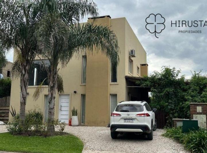 Casa · 200m² · 4 Ambientes · 2 Cocheras