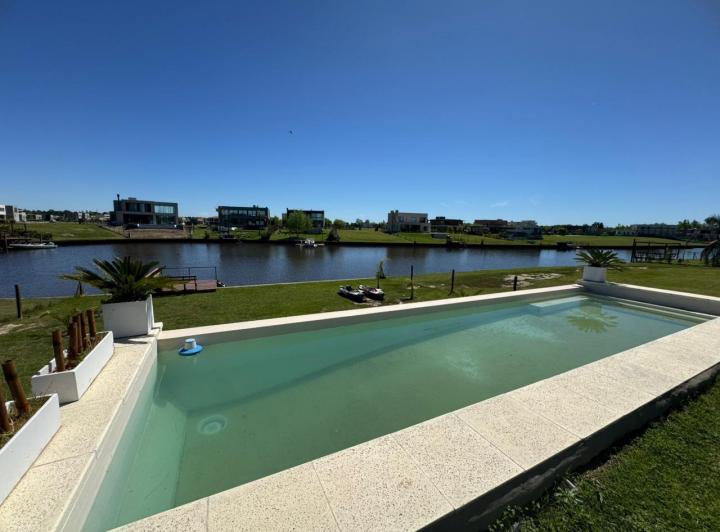 Casa · 200m² · 5 Ambientes · 2 Cocheras