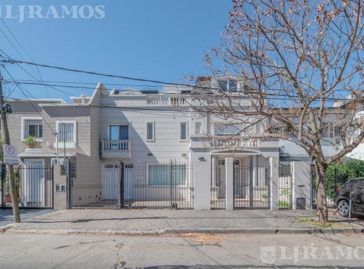 Casa · 360m² · 10 Ambientes · 3 Cocheras