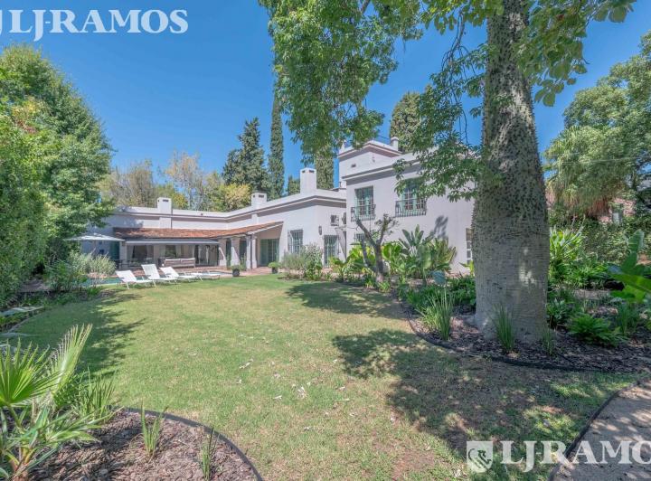 Casa · 385m² · 6 Ambientes · 2 Cocheras