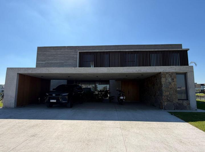 Casa · 600m² · 6 Ambientes · 4 Cocheras