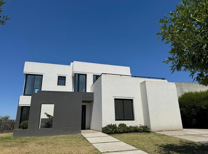 Casa · 223m² · 7 Ambientes · 2 Cocheras