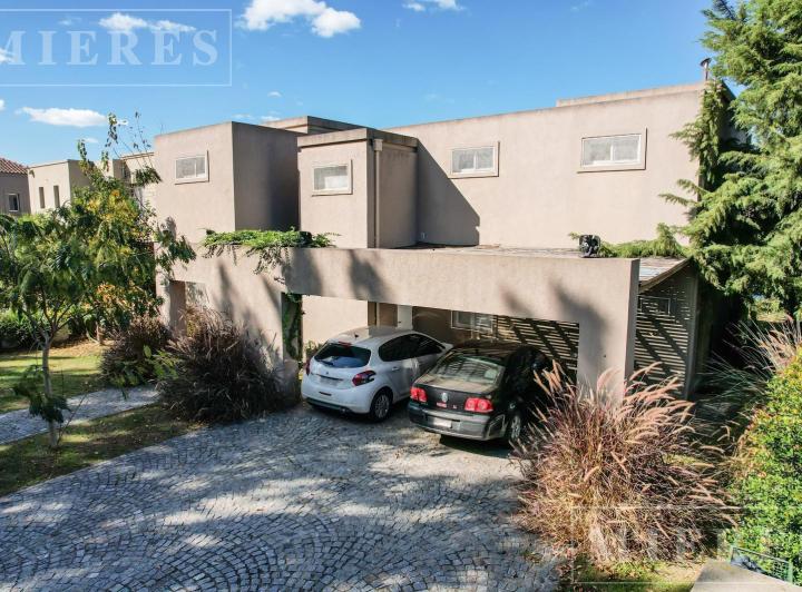 Casa · 240m² · 5 Ambientes · 2 Cocheras