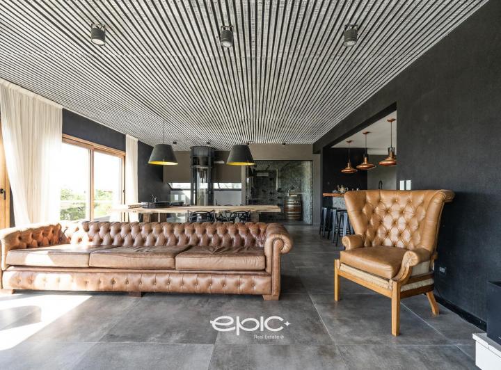 Casa · 412m² · 6 Ambientes · 3 Cocheras