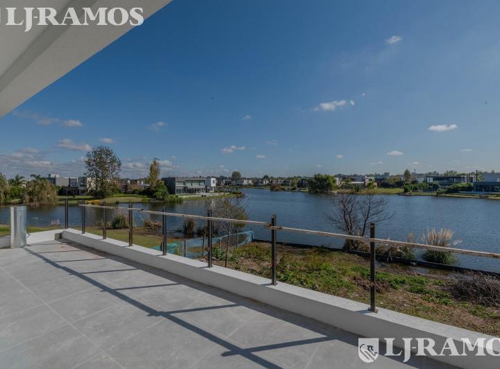 Casa · 250m² · 5 Ambientes · 1 Cochera