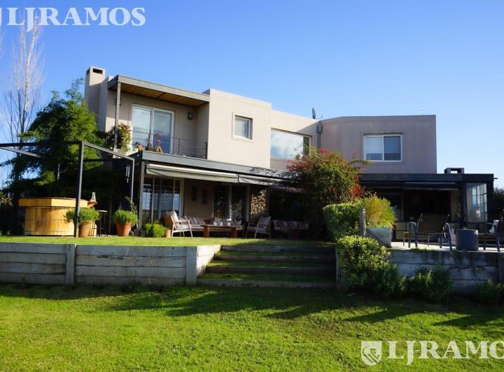 Casa · 239m² · 6 Ambientes · 1 Cochera