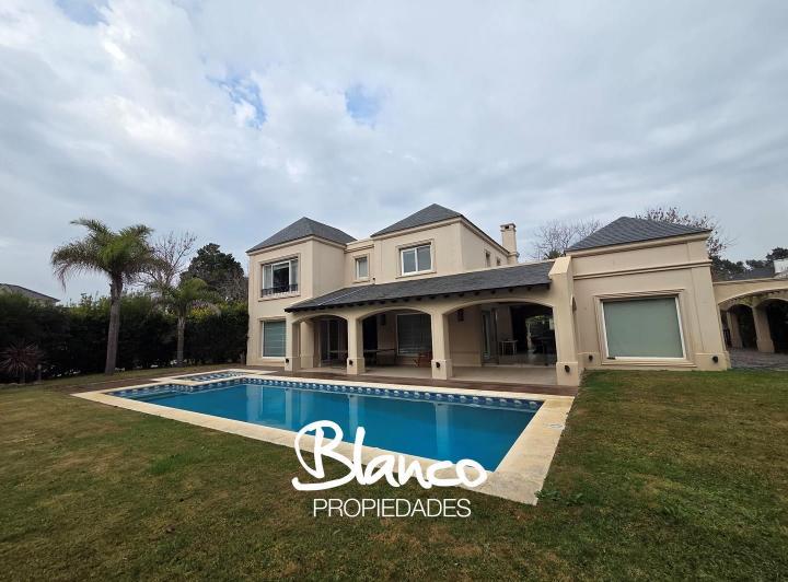 Casa · 330m² · 5 Ambientes · 2 Cocheras