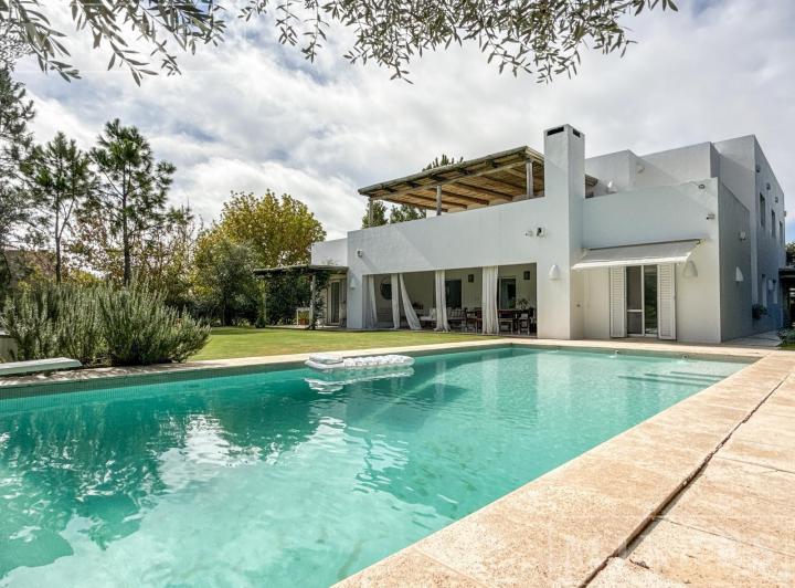 Casa · 454m² · 11 Ambientes · 4 Cocheras