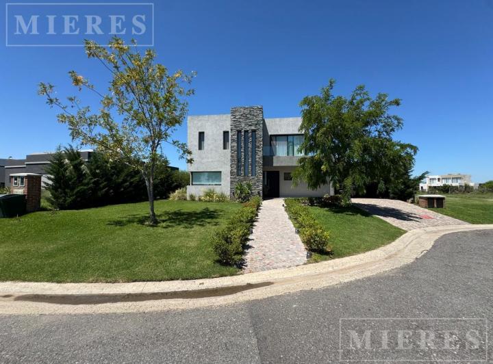 Casa · 170m² · 5 Ambientes · 2 Cocheras