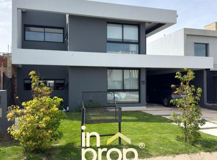 Casa · 230m² · 5 Ambientes · 2 Cocheras
