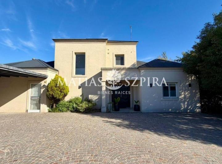 Casa · 243m² · 5 Ambientes · 2 Cocheras