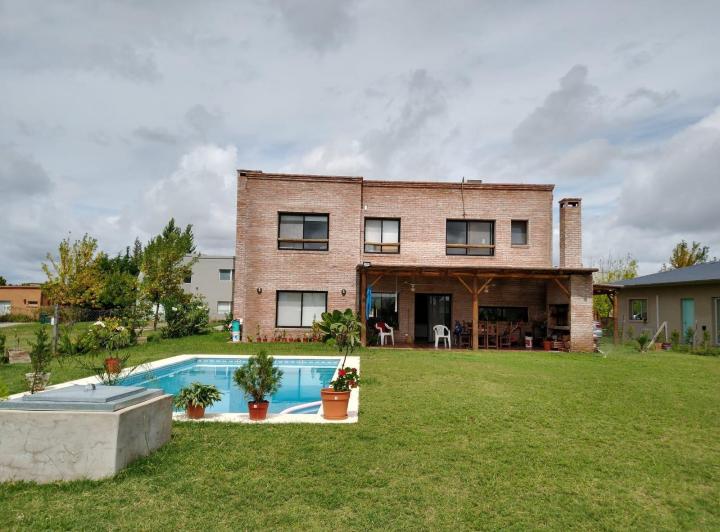 Casa · 160m² · 5 Ambientes · 3 Cocheras