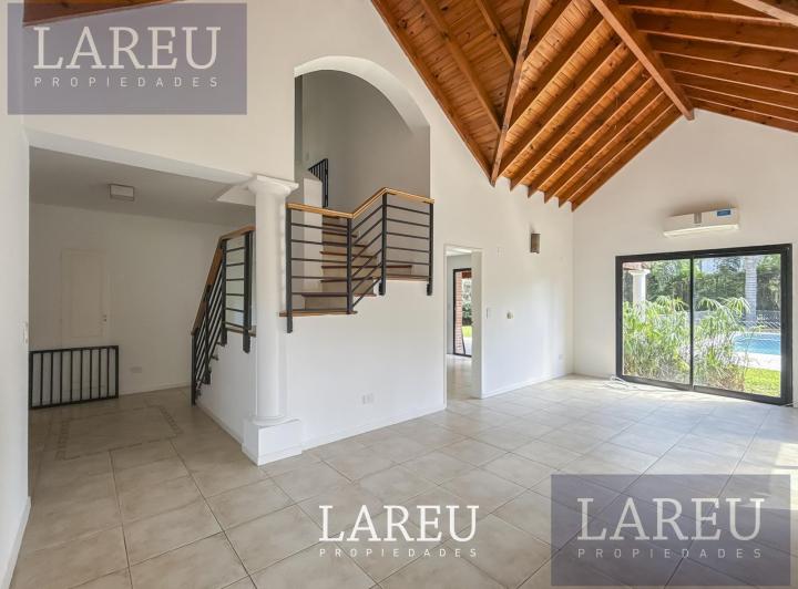 Casa · 210m² · 7 Ambientes · 4 Cocheras