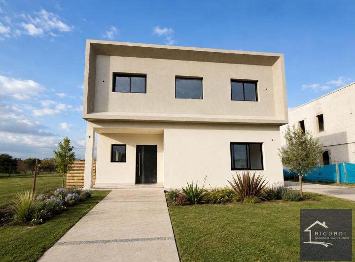Casa · 200m² · 5 Ambientes · 2 Cocheras
