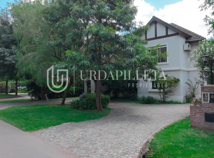 Casa · 857m² · 7 Ambientes · 2 Cocheras