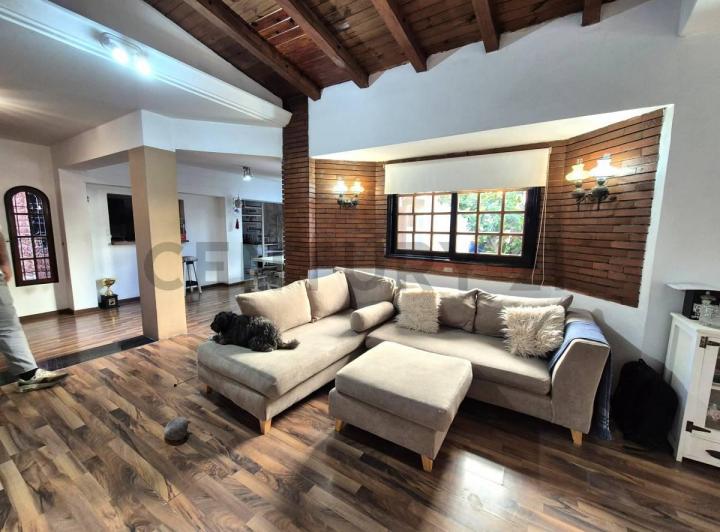 Casa · 250m² · 5 Ambientes · 1 Cochera