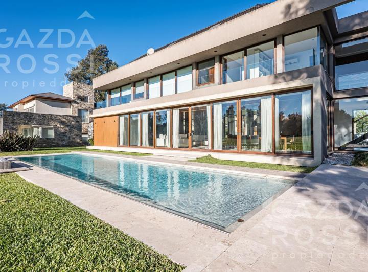Casa · 425m² · 8 Ambientes · 6 Cocheras