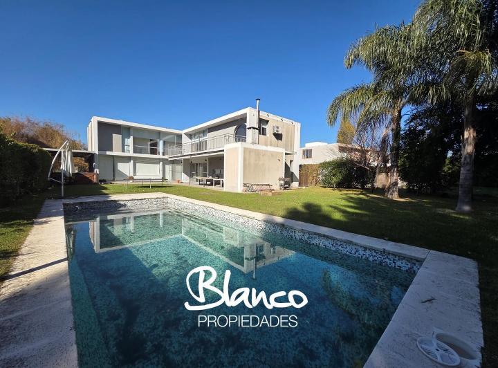 Casa · 387m² · 6 Ambientes · 2 Cocheras