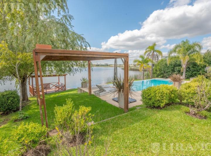 Casa · 314m² · 5 Ambientes · 2 Cocheras