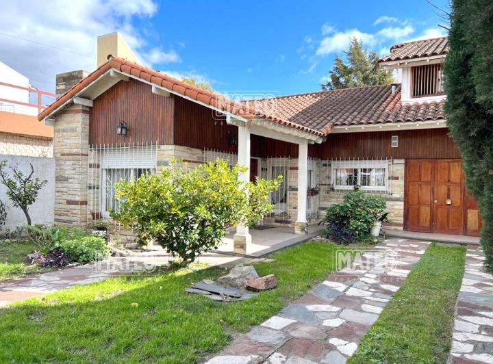 Casa · 1m² · 6 Ambientes · 2 Cocheras