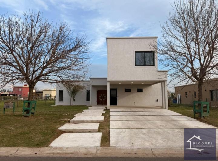 Casa · 198m² · 5 Ambientes · 4 Cocheras